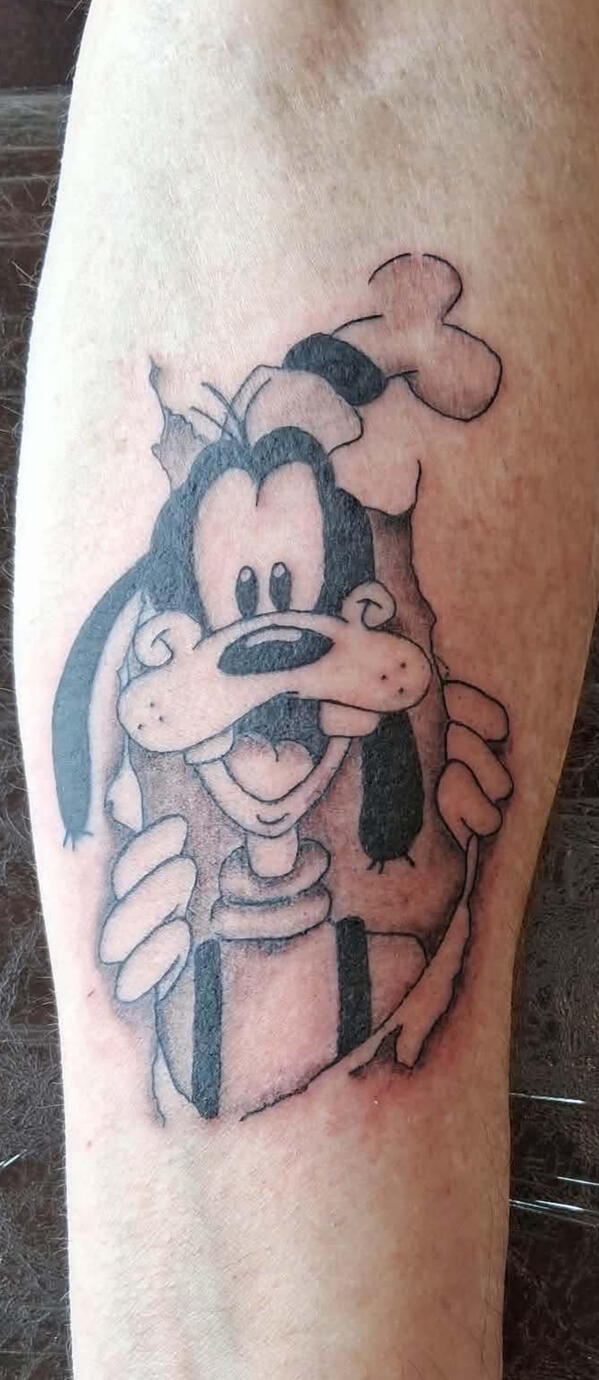 Tatouage de personnage cartoon personnalisé sur le bras