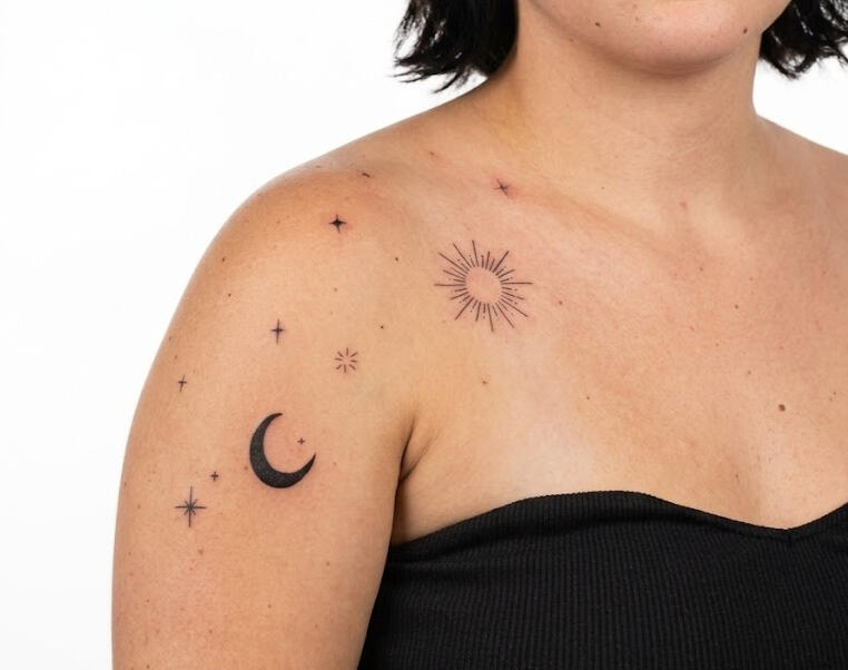 Tatouage minimaliste de lune croissante et étoiles sur le bras