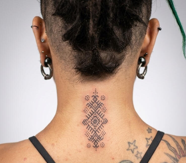 Tatouage géométrique symétrique sur la nuque